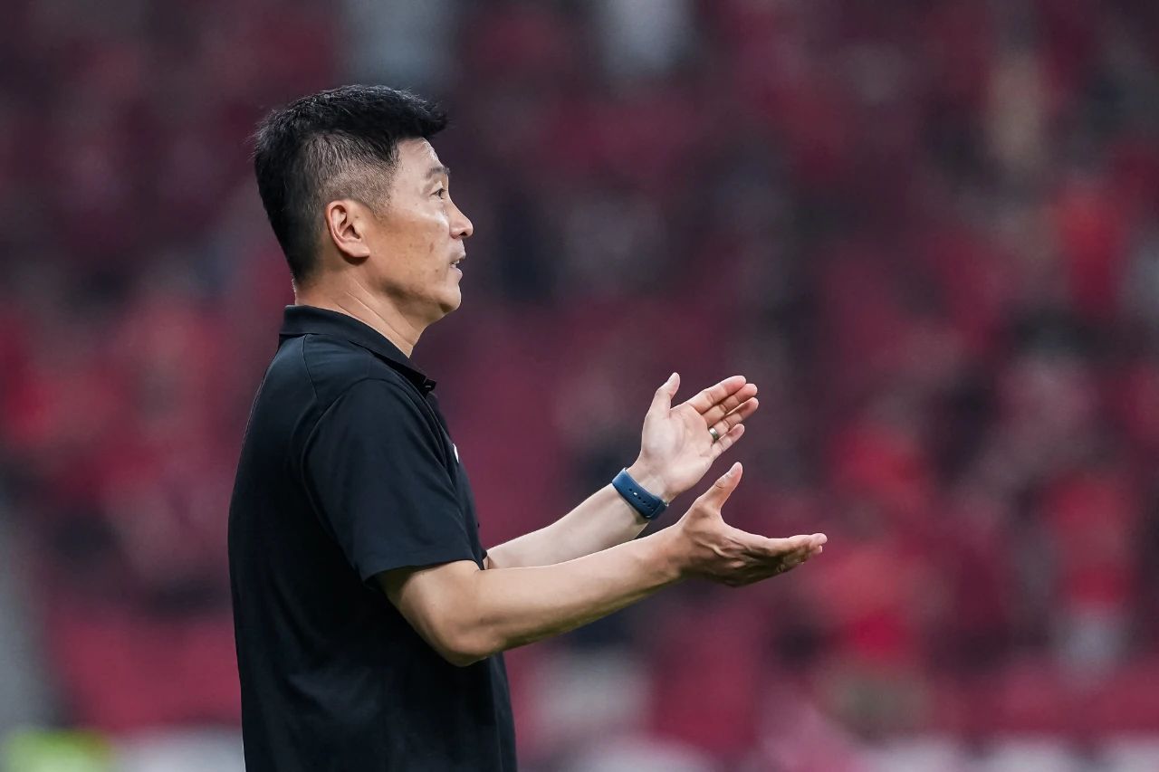 球队主教练在场边指挥如臂使指 球队主教练在场边指挥如臂使指