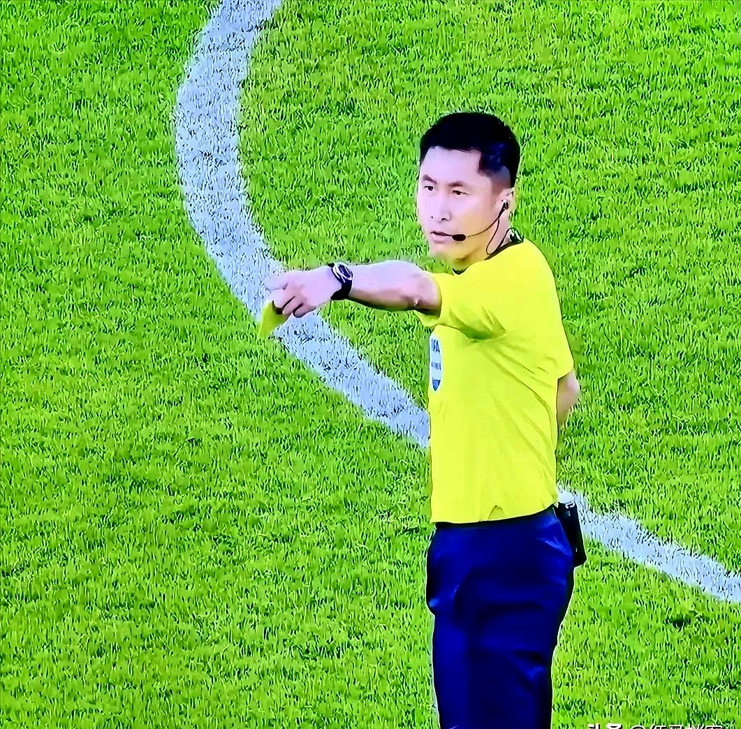 球队主教练在场边指挥如臂使指 球队主教练在场边指挥如臂使指