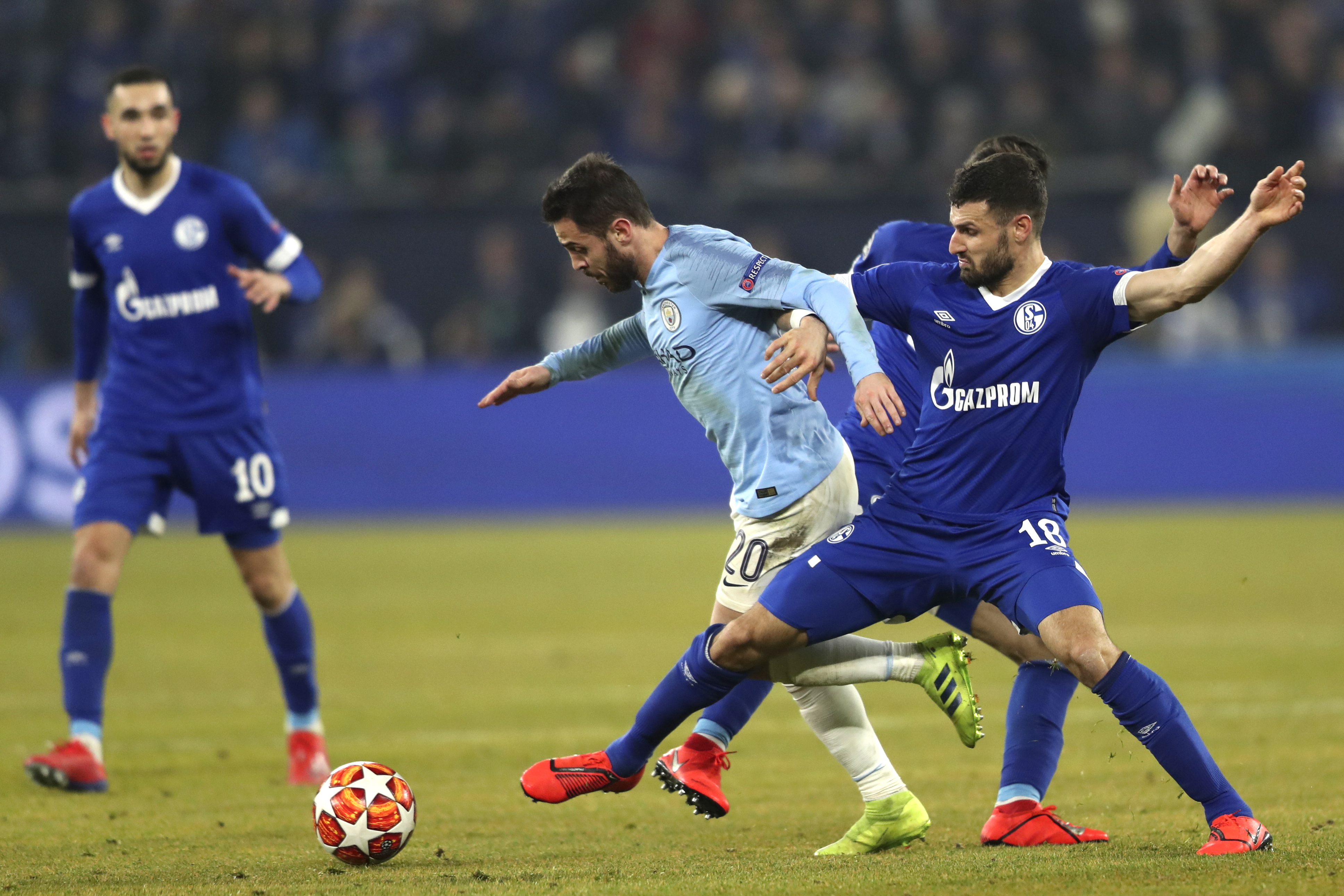 关于沙尔克04球员间关系紧张，或影响球队表现的信息