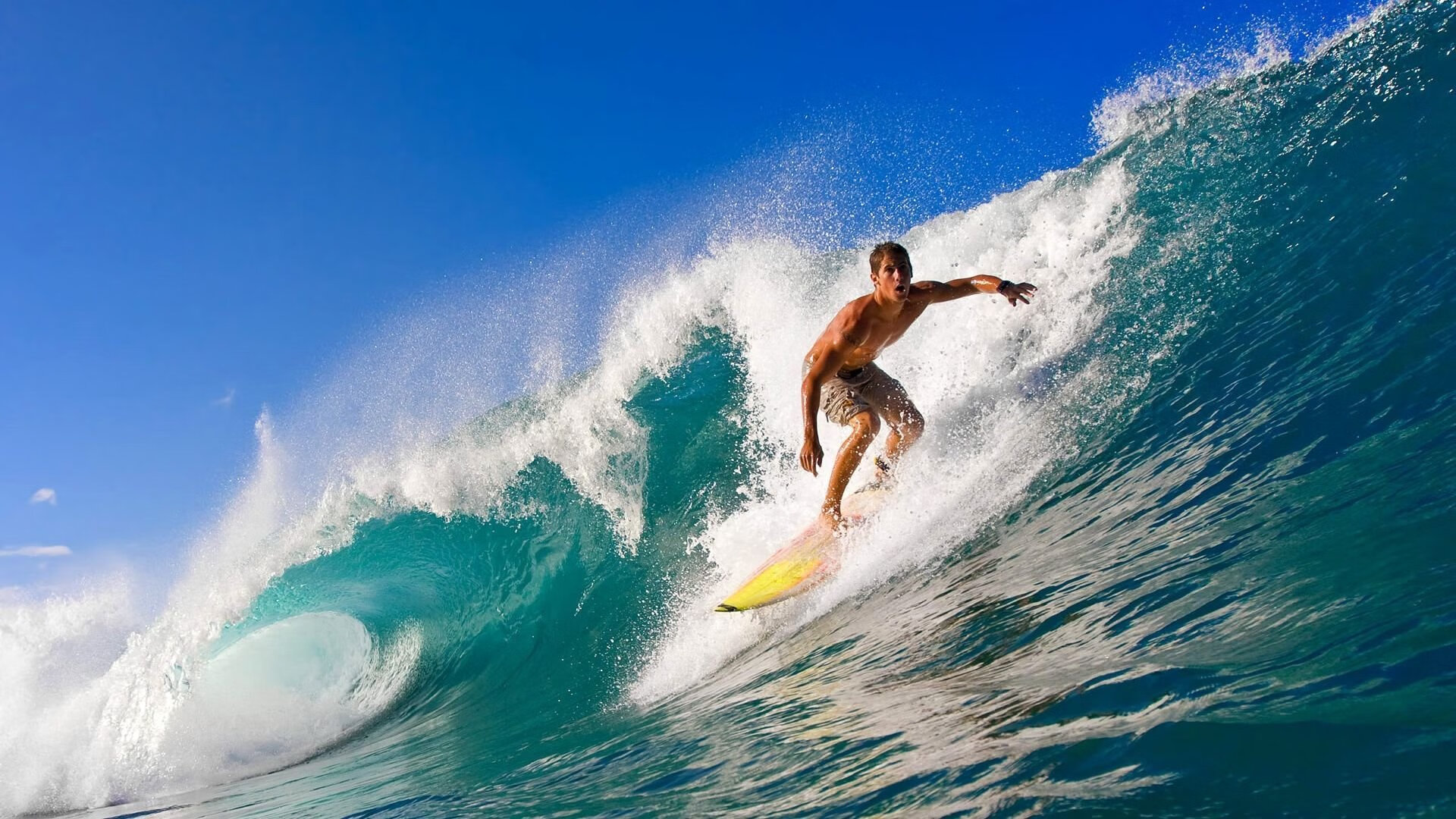 赛道上的逆袭，佩雷兹领衔迈凯伦鏖战哈斯车队取胜记